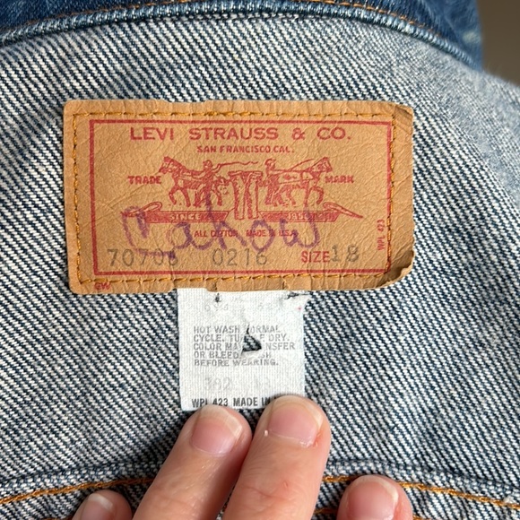 Vintage Levi dark wash button down jean jacket 70708 0216 Size 18. - Picture 12 of 16